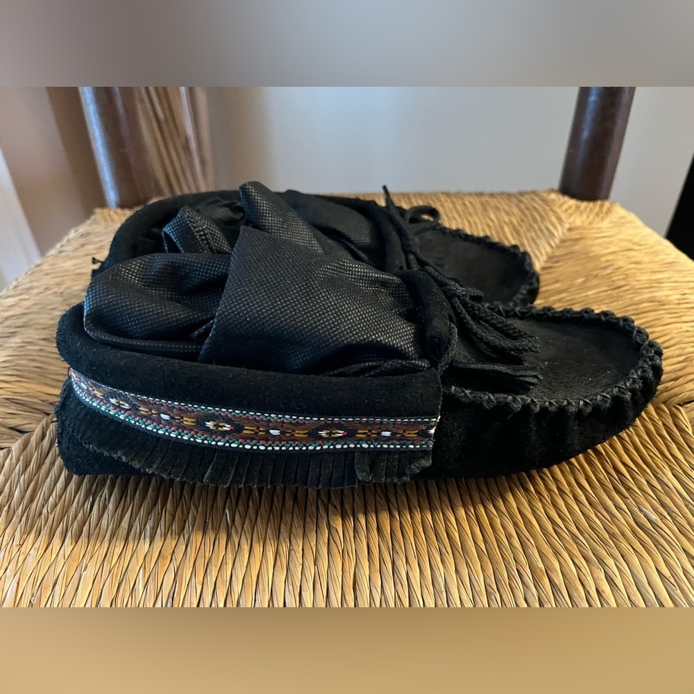 NWT Laurentian Chief Black Leather Inca Moccasin Slippers - Size 6